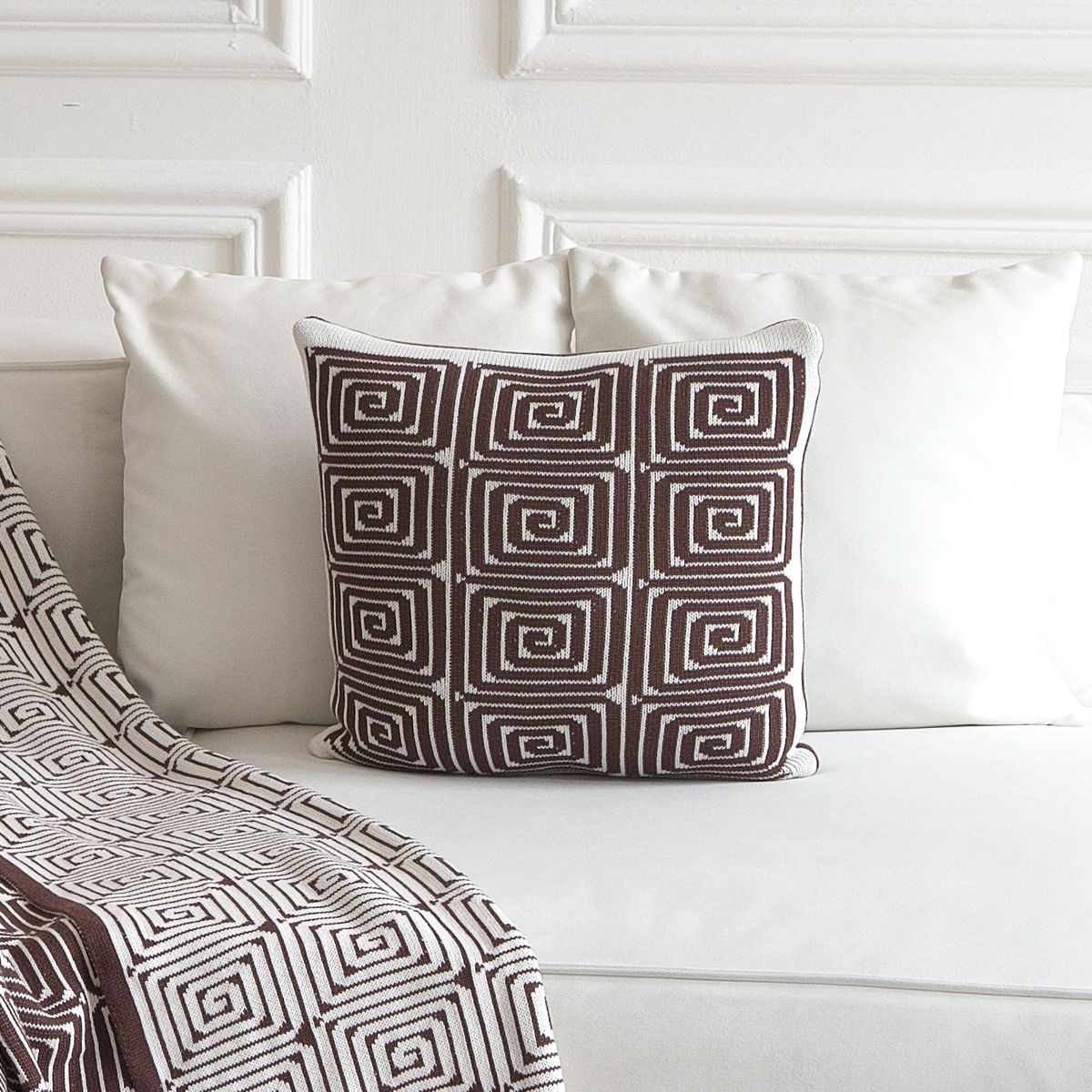 Monogram brown-ecru наволочка_result